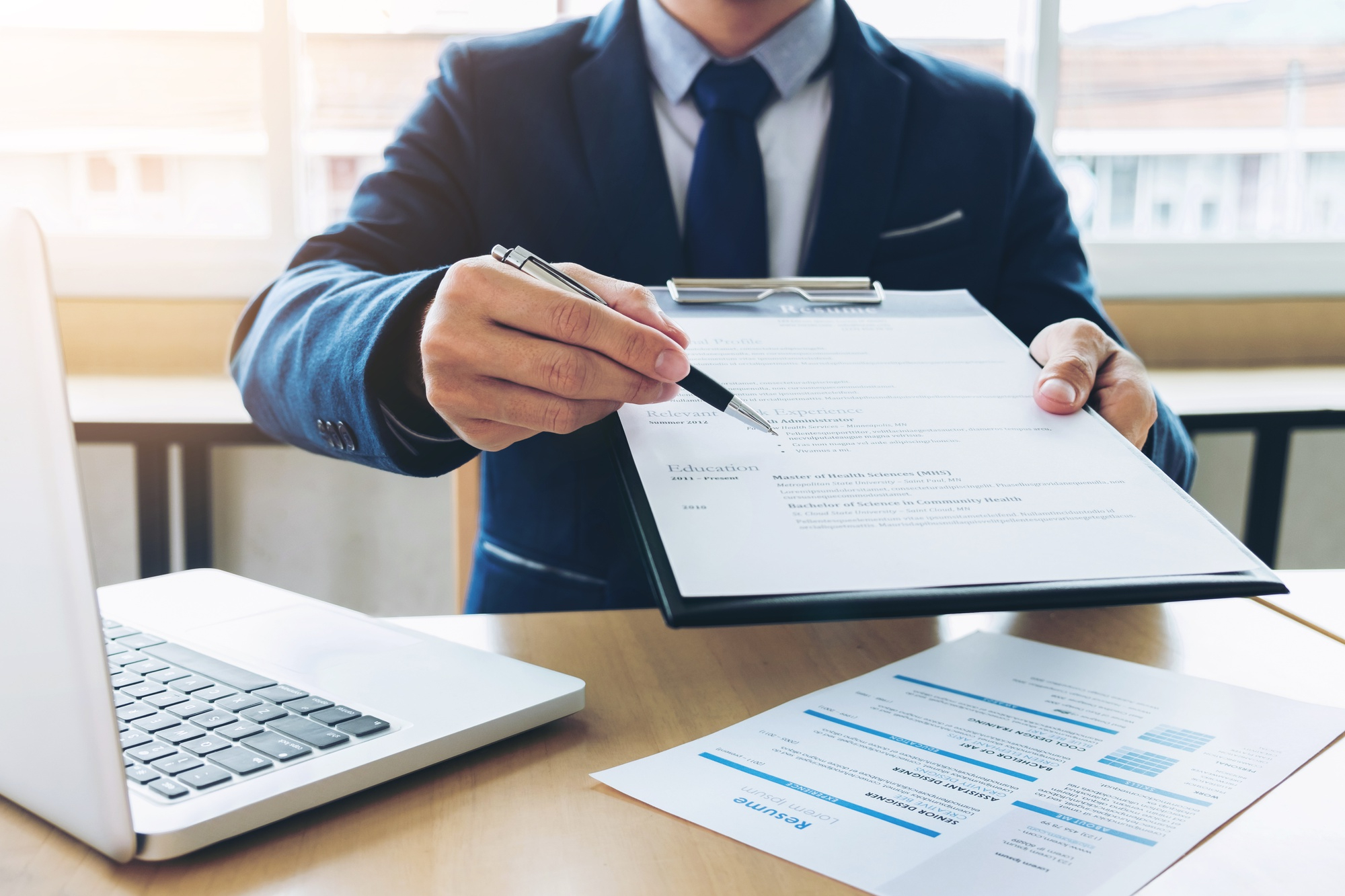 Contrat de gérance libre vs contrat de bail commercial : lequel vous convient le mieux ?